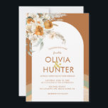Bohemian Modern Terracotta Floral Wedding Kaart<br><div class="desc">Deze grillige huwelijksuitnodiging is voorzien van een moderne aardenregenboog en een handbeschilderde waterverf die een oranje bloemconstructie heeft verbrand. Met zijn trendy terracotta achtergrond en gestroomlijnde boog, is het er absoluut zeker van dat het uit de menigte zal vallen. Rol neer en klik op dit collectie om passende punten te...</div>