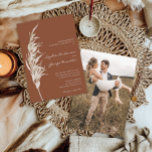 Bohemian Terracotta Wedding Invitation met Foto Kaart<br><div class="desc">Deze mooie trouwuitnodiging is de perfecte manier om al je vrienden en familie uit te nodigen voor je trouwfeest! Bewerk eenvoudig alle informatie om een unieke trouwuitnodiging te creëer. Voeg een foto aan de rug toe! Bekijk het hele Bohemen Terracotta collectie voor meer overeenkomende objecten!</div>