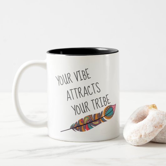 Bohemisch uw vibe trekt uw proefcitaat aan tweekleurige koffiemok (Met donut)