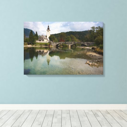 Bohinj meer met kerk in Slovenië canvas print (Insitu (Houten vloer))