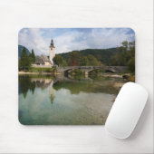 Bohinj-meer met kerk in Slovenië mousepad Muismat (Met muis)
