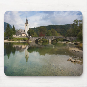 Bohinj-meer met kerk in Slovenië mousepad Muismat