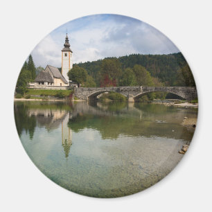 Bohinj-meer met kerk in Slovenië rond magnet