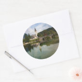 Bohinj-meer met kerk in Slovenië rond sticker (Envelop)