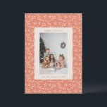 Boho Aardse Botanische Grens Custom Photo Feestdagenkaart<br><div class="desc">Vier het seizoen met deze charmante rustieke vakantiefotokaart,  met een delicaat bloemmotief en een tijdloos lijst voor uw familie-afbeelding. Perfect voor het verzenden van warme wensen aan geliefden,  deze gepersonaliseerde kaart brengt een gezellige,  feestelijke touch aan uw vakantie groeten.</div>