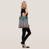 Boho abstracte regenboogkunst op blauwe achtergron tote bag (Op model)
