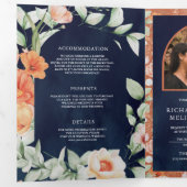 Boho Arch Aardse Bloem Navyblauw QR Code Bruiloft Drieluik Uitnodiging (Binnenzijde eerst)