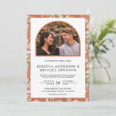 Boho Arch Aardse Bloemen Alles in één bruiloft Kaart (Staand voorkant)