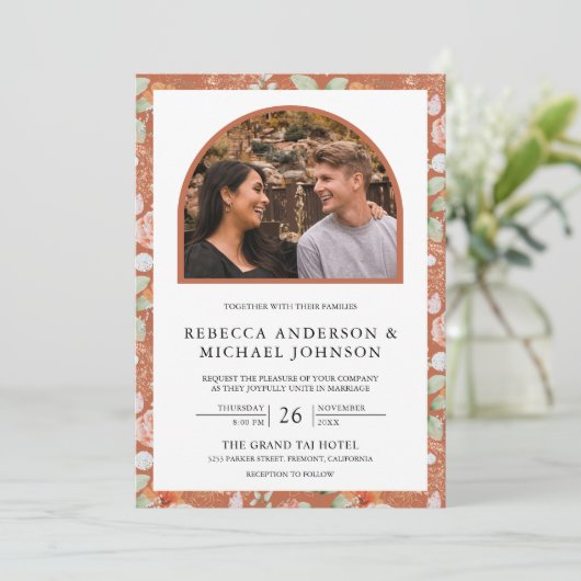 Boho Arch Aardse Bloemen Alles in één bruiloft Kaart (Staand voorkant)