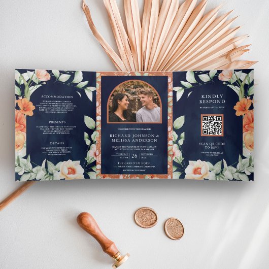 Boho Arch Earthy Floral Navy Blue QR Code Weddensc Drieluik Uitnodiging