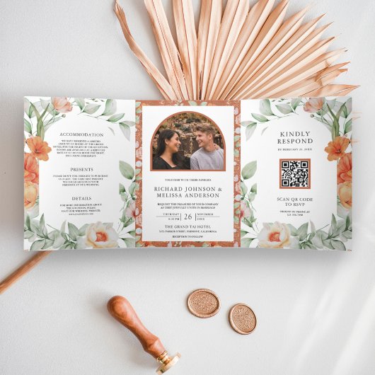 Boho Arch Earthy Floral QR Code Wedding Drieluik Uitnodiging