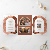 Boho Arch Terracotta Brush Strokes QR Code Weddens Drieluik Uitnodiging (Binnen)