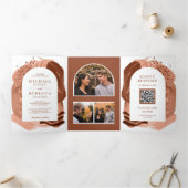 Boho Arch Terracotta Kwaststrepen QR Code Bruiloft Drieluik Uitnodiging (Binnen)