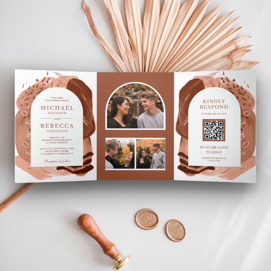 Boho Arch Terracotta Kwaststrepen QR Code Bruiloft Drieluik Uitnodiging