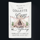 Boho Bachelorette Glamping Party Onder De Sterren Spandoek<br><div class="desc">Een schattige waterverf die bachelorette feestjes onder de sterren laat slapen, met glampjes in stijl en touwlichten! "We hebben geen kamp, we lichten". Whimsical en schattige boho-stijl in roze en wit. Roze vast op de achterkant van de uitnodiging. Een trendy en uniek vrijgezellenfeest thema. Maak een glampfeest op de achtertuin...</div>