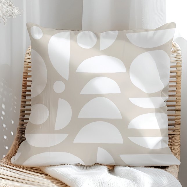 Boho Beige Abstracte maanfase Kussen (Boho Beige Abstract Moon Phase Throw Pillow in a sunny rattan armchair)