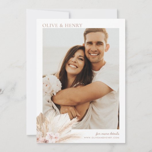 Boho Beige Bloemen Pampas Bruiloft Uitnodiging OLI (Achterkant)