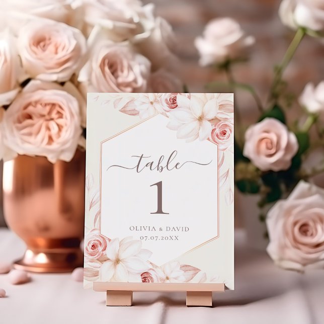 Boho Beige en Blush Roze Bloemtafel Nummer (Boho Beige and Blush Pink Floral Table Number on a table with pale pink roses.)