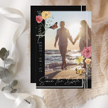 Boho Black Wildbloemen Foto Save the Date<br><div class="desc">Wildbloemen Zwarte Foto Save the Date Kaart. Stevig herinner je vrienden en familie aan je trouwdatum, met deze florale, donkere esthesie, wildbloemen, foto behalve de date, met een , witte typografie, over een opvallende zwarte achtergrond naast een stijlvolle foto van het paar dat je kunt personaliseren, omringd door prachtige roze...</div>