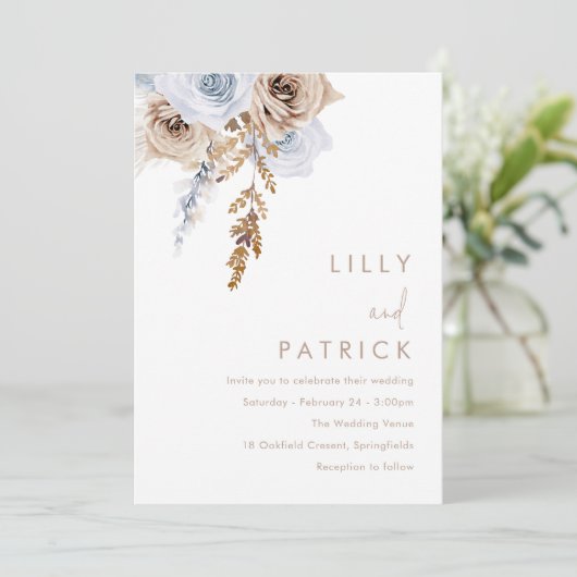 Boho Blauw & Beige Bloemen Moderne bruiloft Kaart (Staand voorkant)