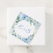 Boho blauw bloemeneucalyptus & gouden naam initial bedankjes labels (In situ)