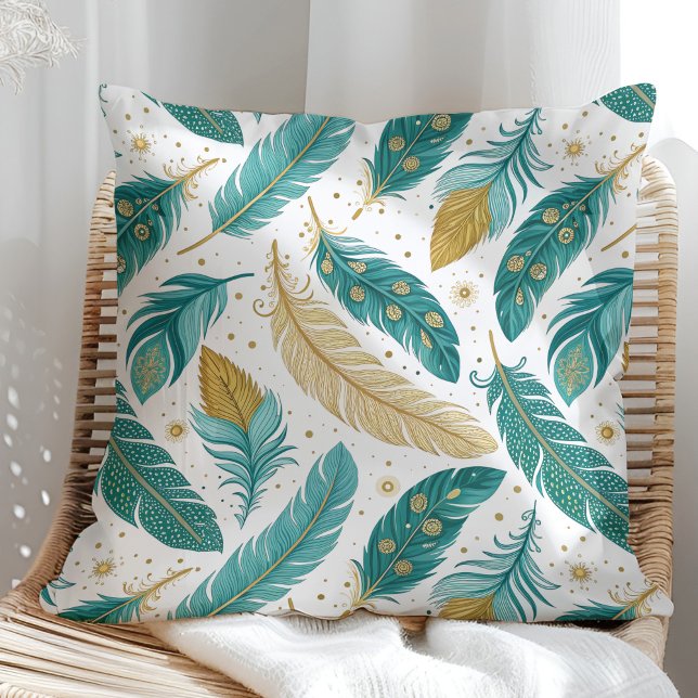 Boho Blauwgroen en gouden veren Kussen (Boho Teal and Gold Feathers Throw Pillow on a sunny boho rattan chair.)