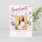 Boho Bloemen Afstudeerfoto Boog Roze Script Aankondiging (Staand voorkant)