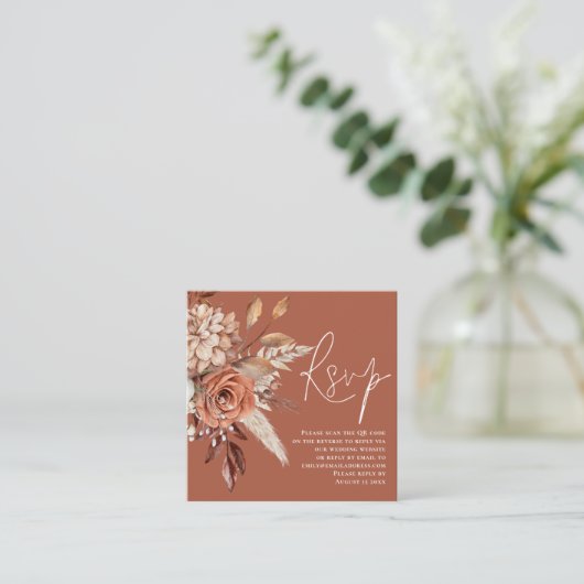 Boho Bloemen QR Code Terracotta Huwelijk RSVP Informatiekaartje (Staand voorkant)