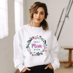 Boho bloemenkrans beste mama ooit trui<br><div class="desc">Aangepaste bedrukte sweatshirt gepersonaliseerd met jouw tekst of foto's. Dit vrouwelijke Moederdag ontwerp is gepersonaliseerd met "Best Mom Ever" citaat of voeg je eigen tekst toe in een boho waterverf bloemenkrans in paarse, blauwe en groene tinten. Gebruik de ontwerpgereedschappen om foto's toe te voegen, de stijl van het shirt te...</div>