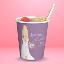 Boho-blonde bruid met bloemen in haar haar