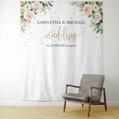 Boho blush roze bloem goud groene trouw achtergron wandkleed (In situ)