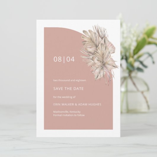 Boho Blush Roze Bloemenkleuren Monogram Halve Boog Save The Date (Staand voorkant)