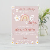 Boho Blush Roze Daisy 1e Verjaardag Uitnodiging (Staand voorkant)