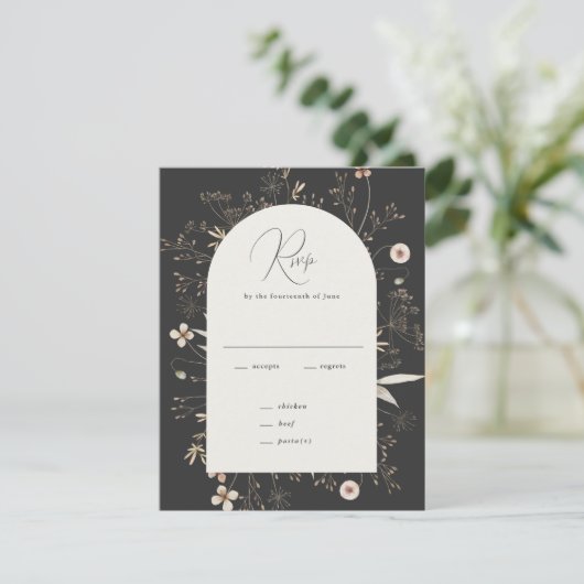 Boho Boog Wilde Bloemen Bruiloft RSVP Kaartje (Staand voorkant)