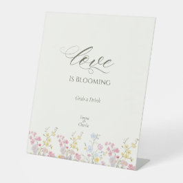 Boho botanische wilde bloemen bruiloft tafel boven reclamebord met voetstuk