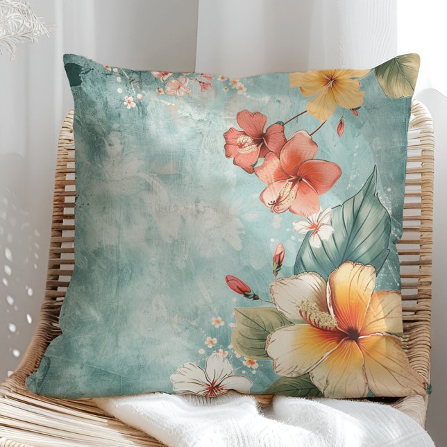 Boho Breezy Tropische Bloem Kussen (Boho Breezy Tropical Flower Throw Pillow on a sunny boho rattan chair.)