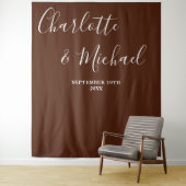 Boho Brown Script Minimalist Wedding Backdrop Wandkleed (In situ)