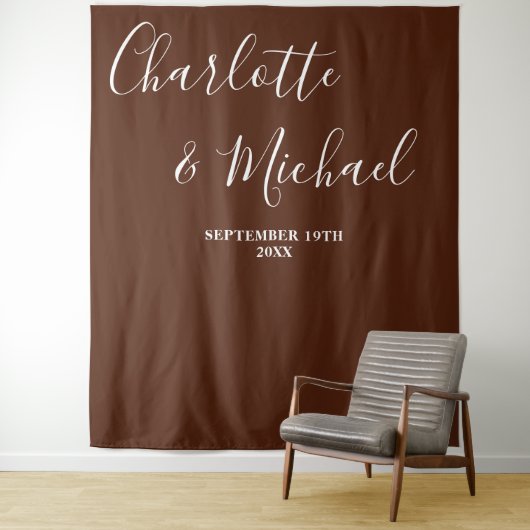 Boho Brown Script Minimalist Wedding Backdrop Wandkleed (In situ)