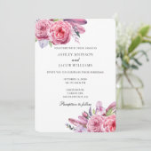Boho bruiloft. Roze bloemen uitnodiging. Veren Kaart (Staand voorkant)
