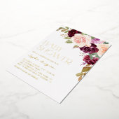 Boho Burgundy en Peach Flowers Herfst Baby shower Folie Uitnodiging (Gedraaid)