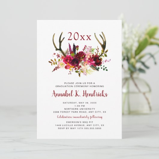 Boho Burgundy Floral Antlers afstuderen-uitnodigin Kaart (Staand voorkant)