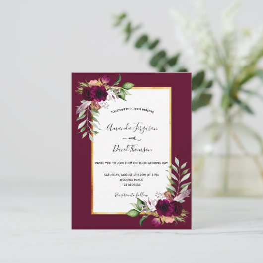Boho burgundy floreert gouden trouwuitnodiging briefkaart (Staand voorkant)