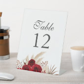 Boho Burgundy Rozen Pampas Grass Table Numbers Reclamebord Met Voetstuk (Insitu)