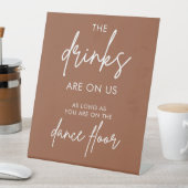Boho Calligraphy Wedding Drinken zijn op ons. Reclamebord Met Voetstuk (Insitu)