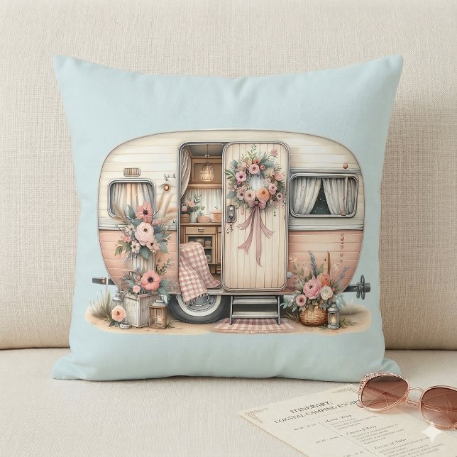 Boho Camper met Bloemenkrans & Pastels Roze Kussen (Boho Camper with Floral Wreath & Pastels Pink Throw Pillow On Sofa)