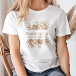 Boho Chic Blush Bloemen Bruid Squad T-shirt<br><div class="desc">Maak je klaar om de aanstaande bruid te vieren met dit prachtige Bride Squad T-shirt! Met een prachtig Boho Chic Blush Floral-ontwerp en een speels scriptlettertype is dit T-shirt de perfecte aanvulling op uw vrijgezellenfeest. Met de aanpasbare tekst kunt u jouw naam of de naam van uw bruidsmeisje aan het...</div>