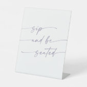 Boho Chic Dusty Paarse Sip Be Seated Wedding Reclamebord Met Voetstuk (Voorkant)