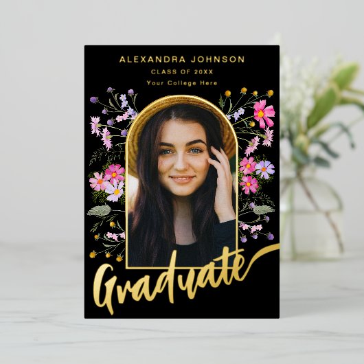 Boho Chic Floral Afstuderen Fotoboog Script Goud Folie Uitnodiging (Staand Voorkant)