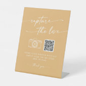Boho Chic Gele Marigold Capture De Liefde Trouwen Reclamebord Met Voetstuk (Voorkant)