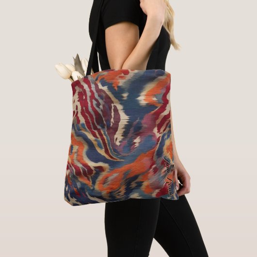Boho-chic Ikat Elegance Earthy Tones Script Naam Tote Bag (Dichtbij)